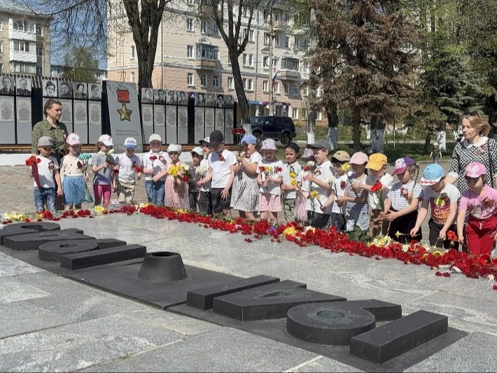 Возложение цветов к памятнику погибших воинов.