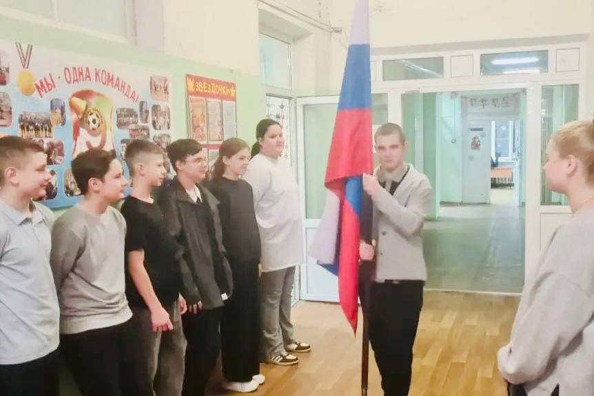 Торжественная церемония выноса флага Российской Федерации Разговоры о важном.