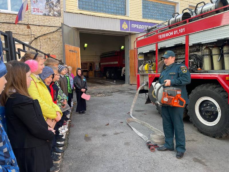 Школьники побывали на экскурсии в пожарно-спасательной части.