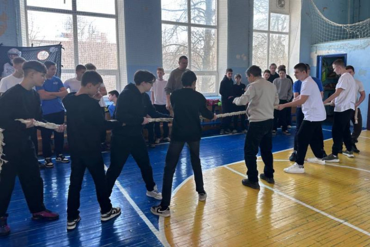 Военно-спортивная игра «А ну-ка, парни!».