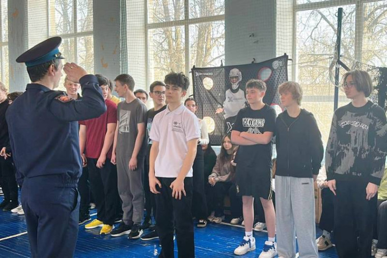 Военно-спортивная игра «А ну-ка, парни!».