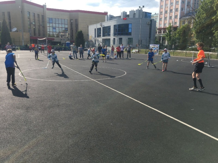 Турнир по флорболу среди детских дворовых хоккейных команд.